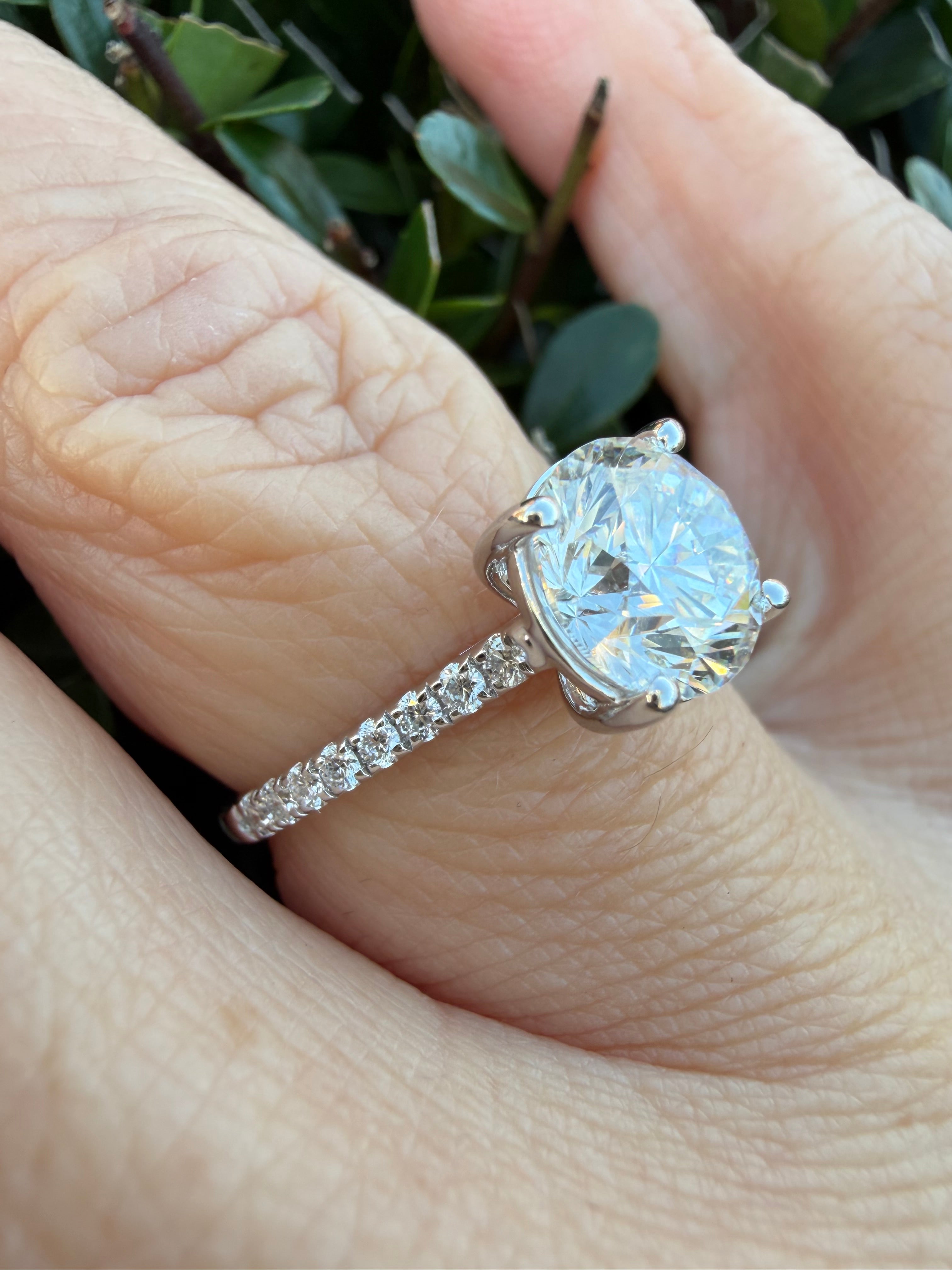 2.26ct round brilliant Cut Lab grown Diamond Ring IGI certified 9k white Gold