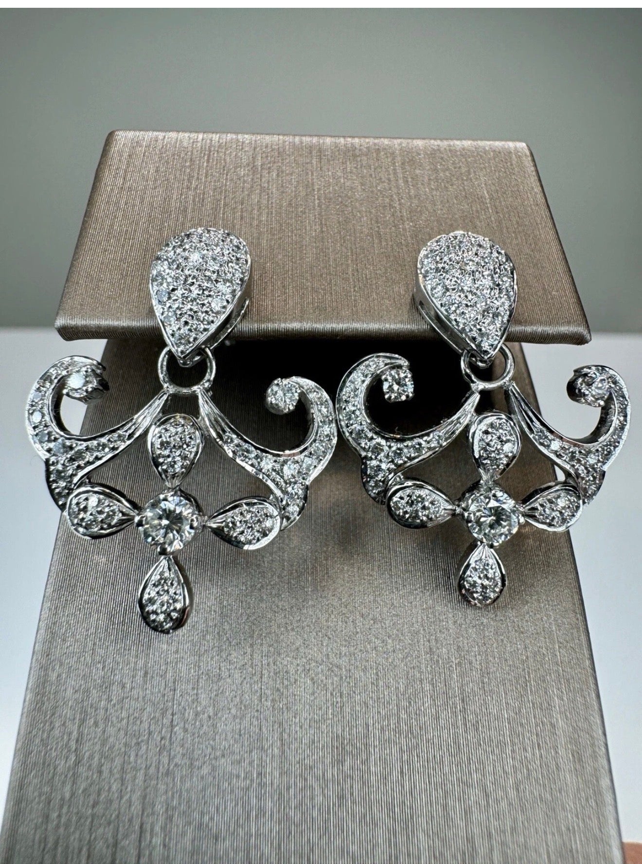 18k White Gold 1.02ct Natural Round Brilliant Cut Diamond Drop Earrings certified