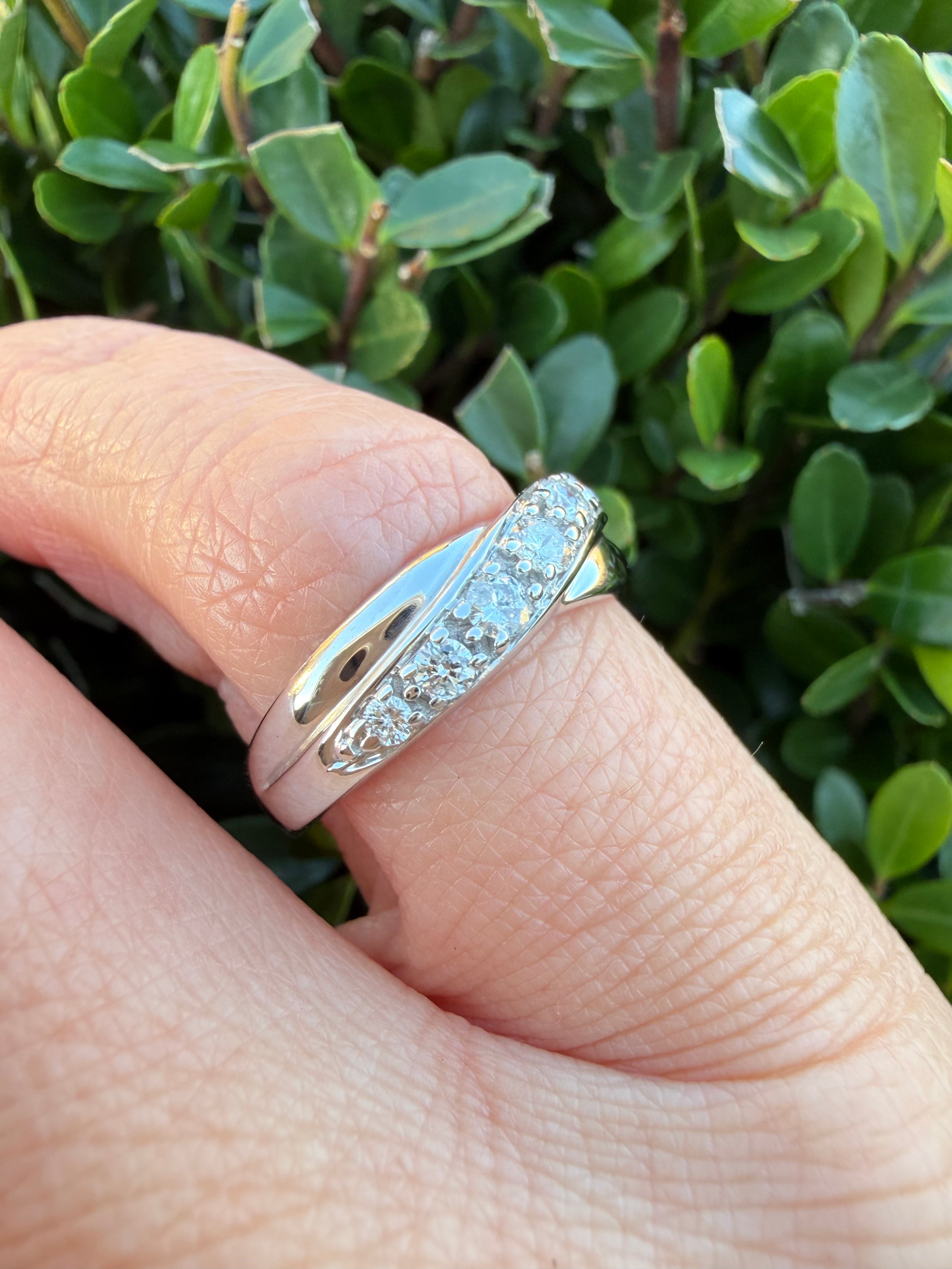 9k White Gold 0.25ct Natural Diamond Half Eternity Ring certified