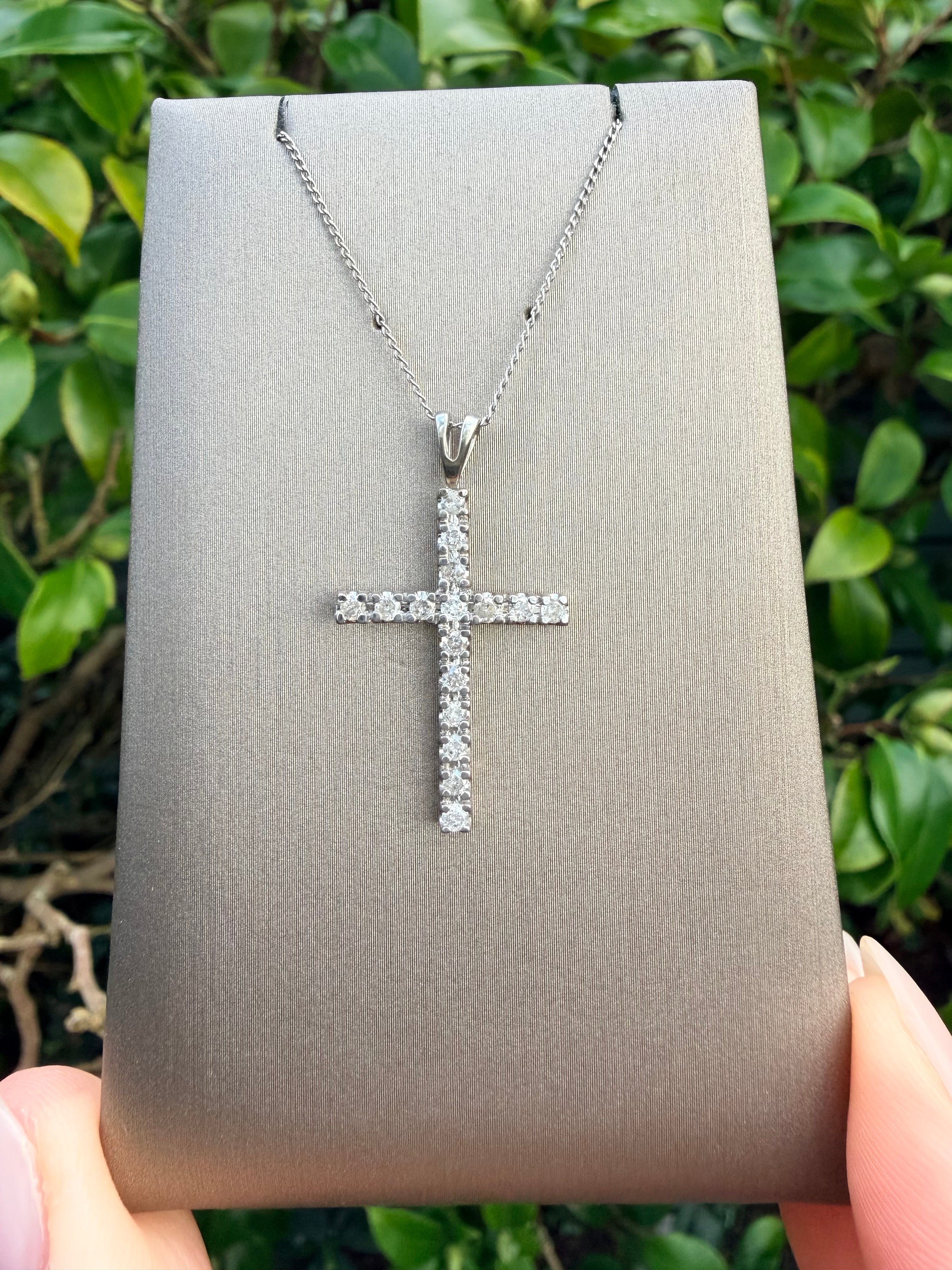 9K White Gold 0.55ct Natural Round Cut Diamond Cross Pendant And Chain Set certified