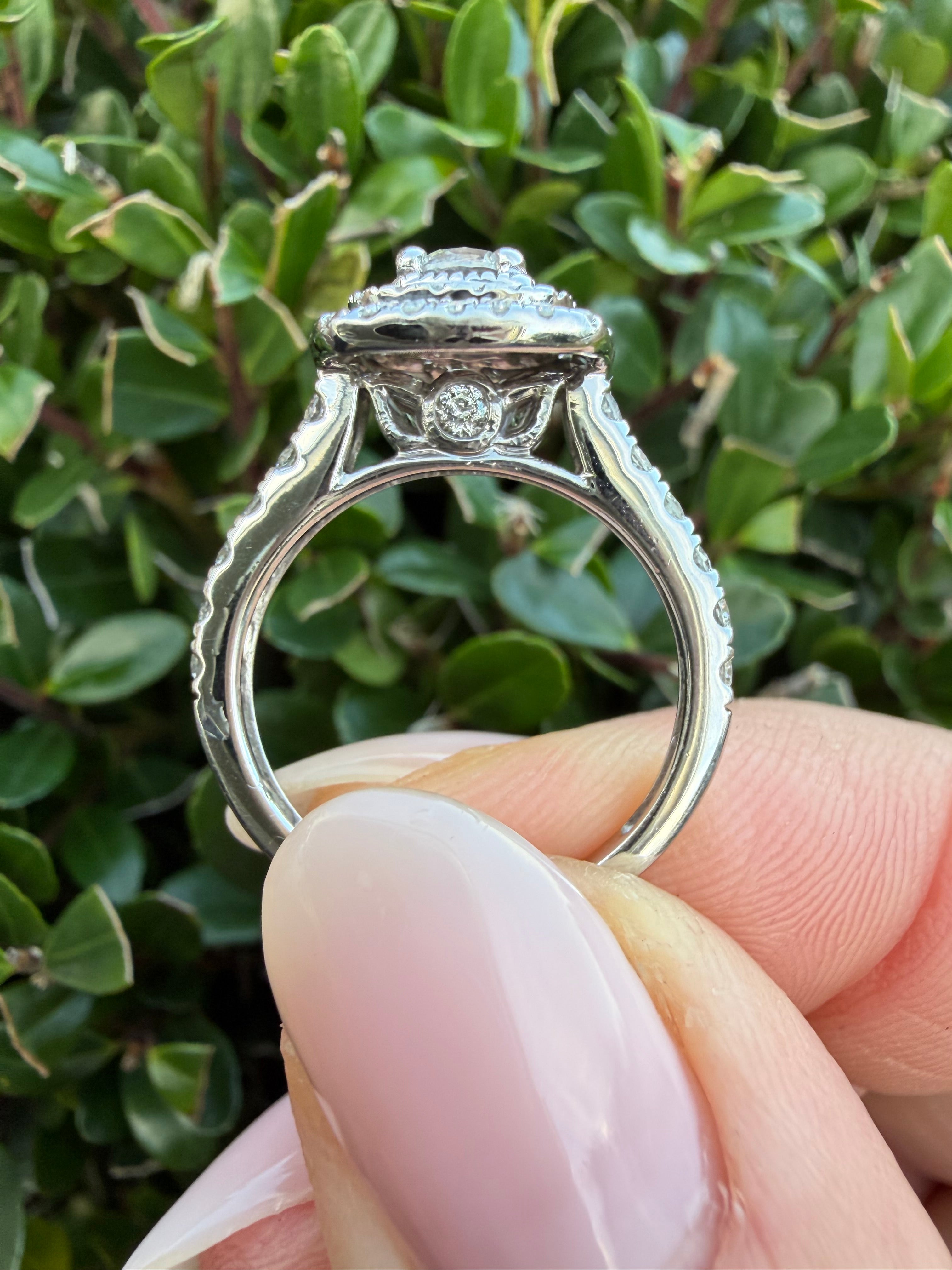 18k White Gold 1.01ct Natural Round Cut Diamond Halo Ring certified