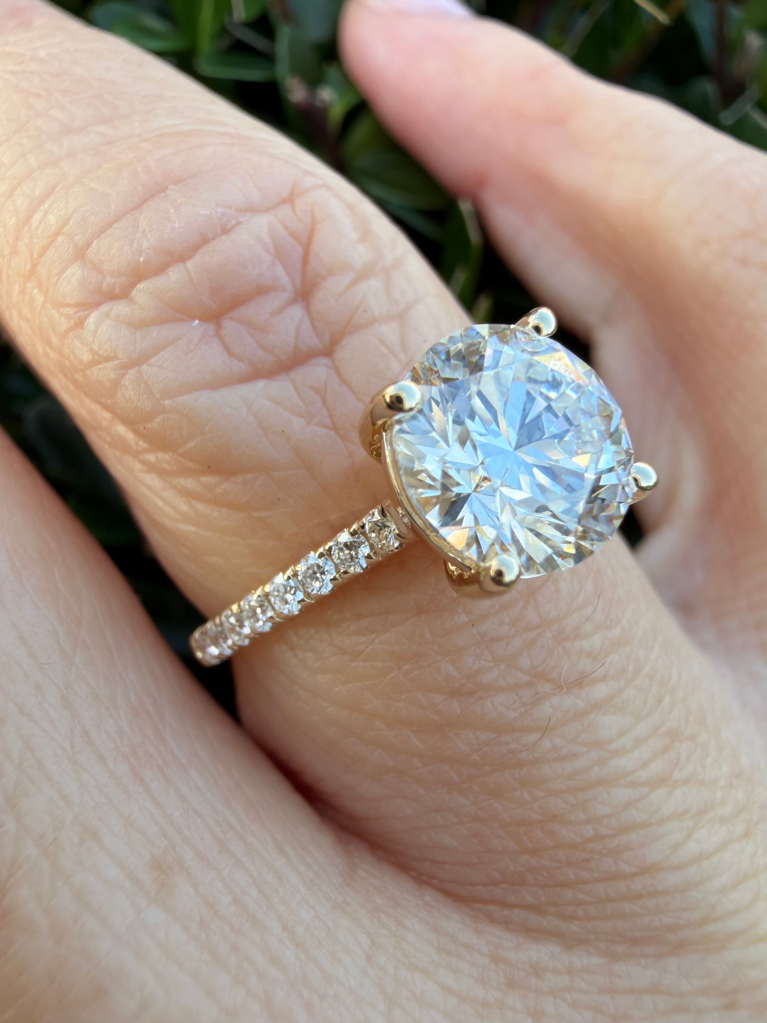 2.24ct round brilliant Cut Lab grown Diamond Ring IGI certified 9k yellow Gold