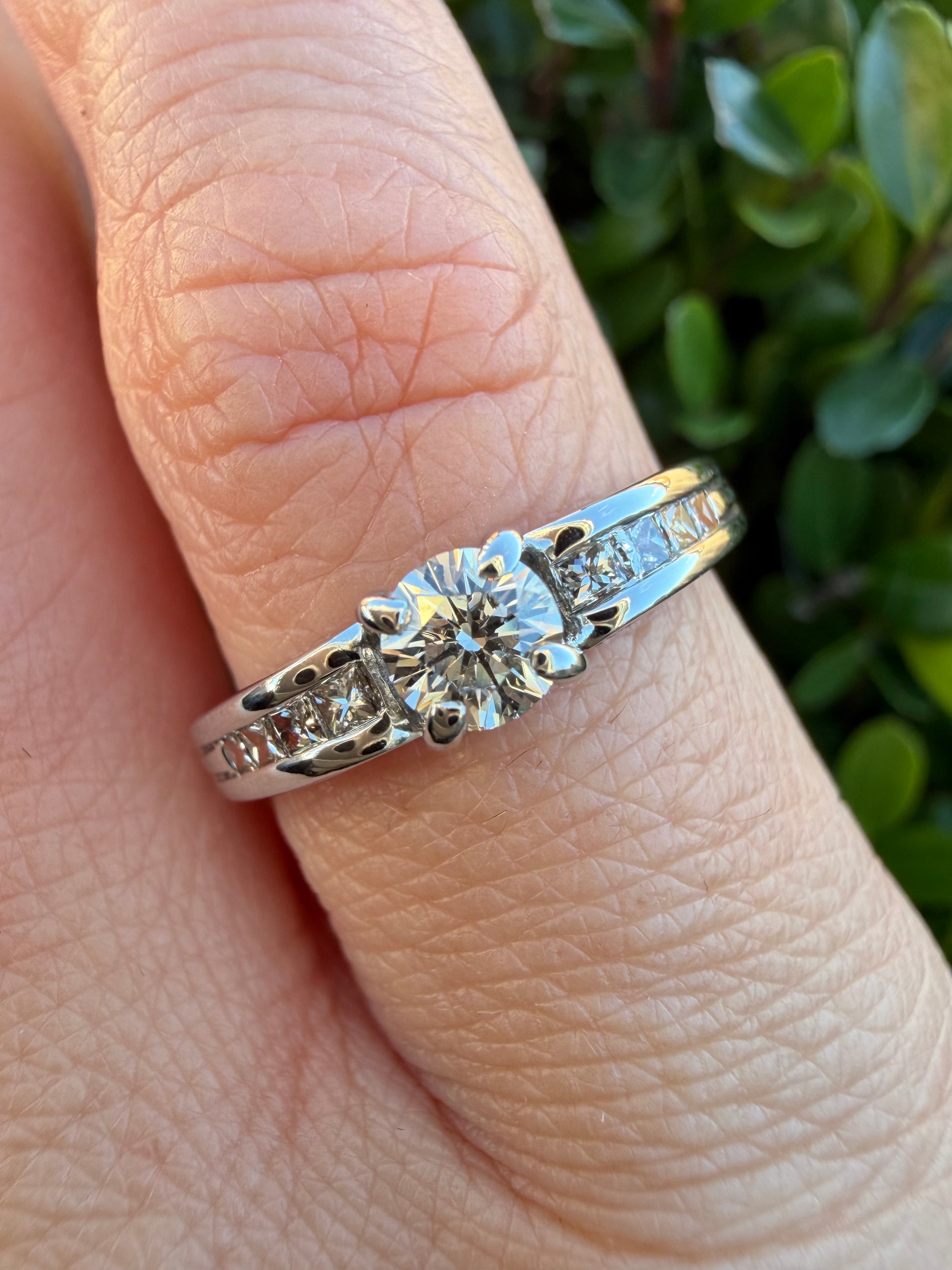 18k White Gold 0.38ct Natural Round Cut Diamond Ring certified