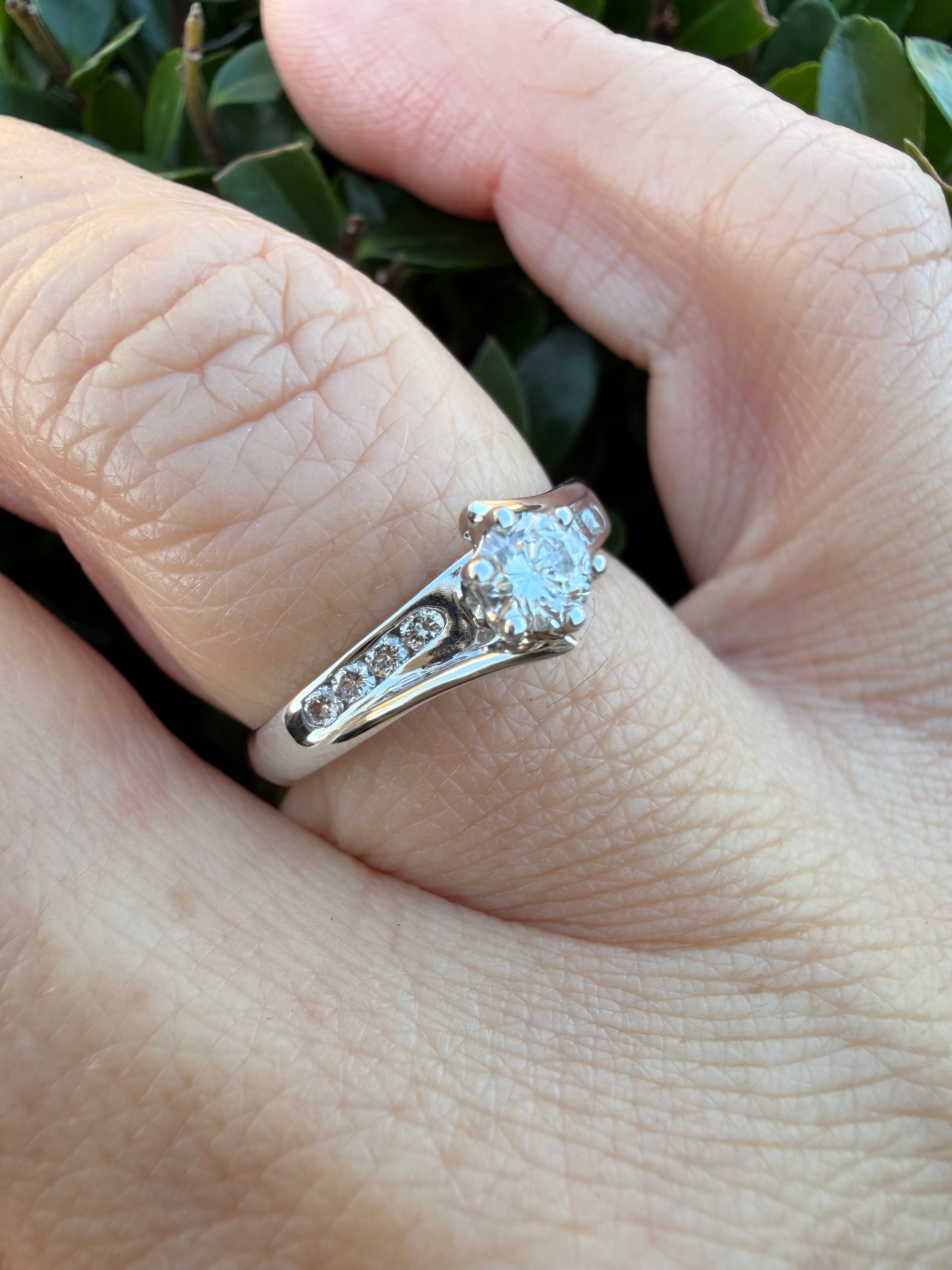 18k White Gold 0.30ct Round Cut Natural Diamond Ring certified