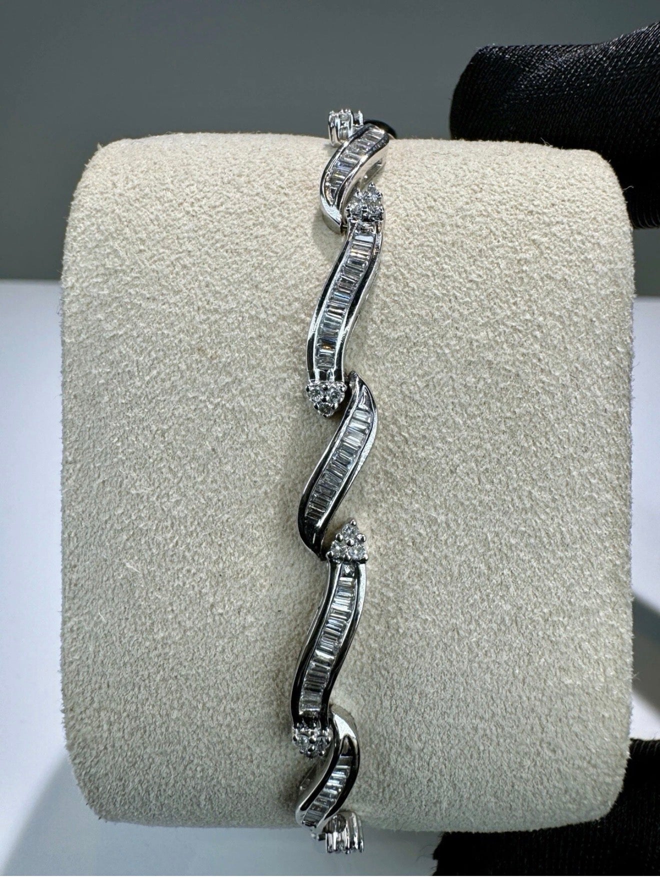 18k White Gold 6.10 Ct Natural Round Cut And Baguette Cut Diamond Bracelet Certified