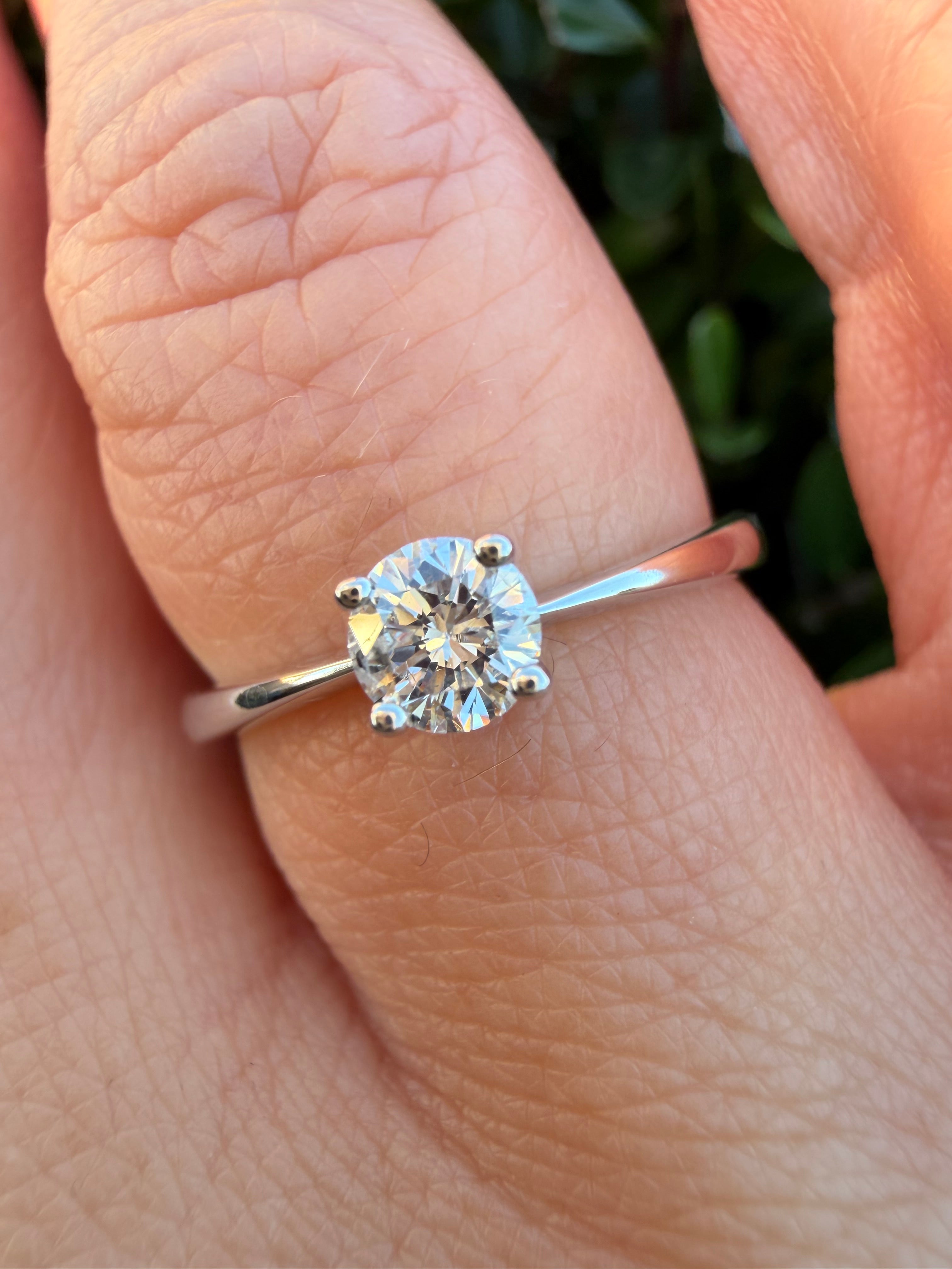 9k White Gold 0.25ct Natural Round Cut Diamond Solitaire Ring certified