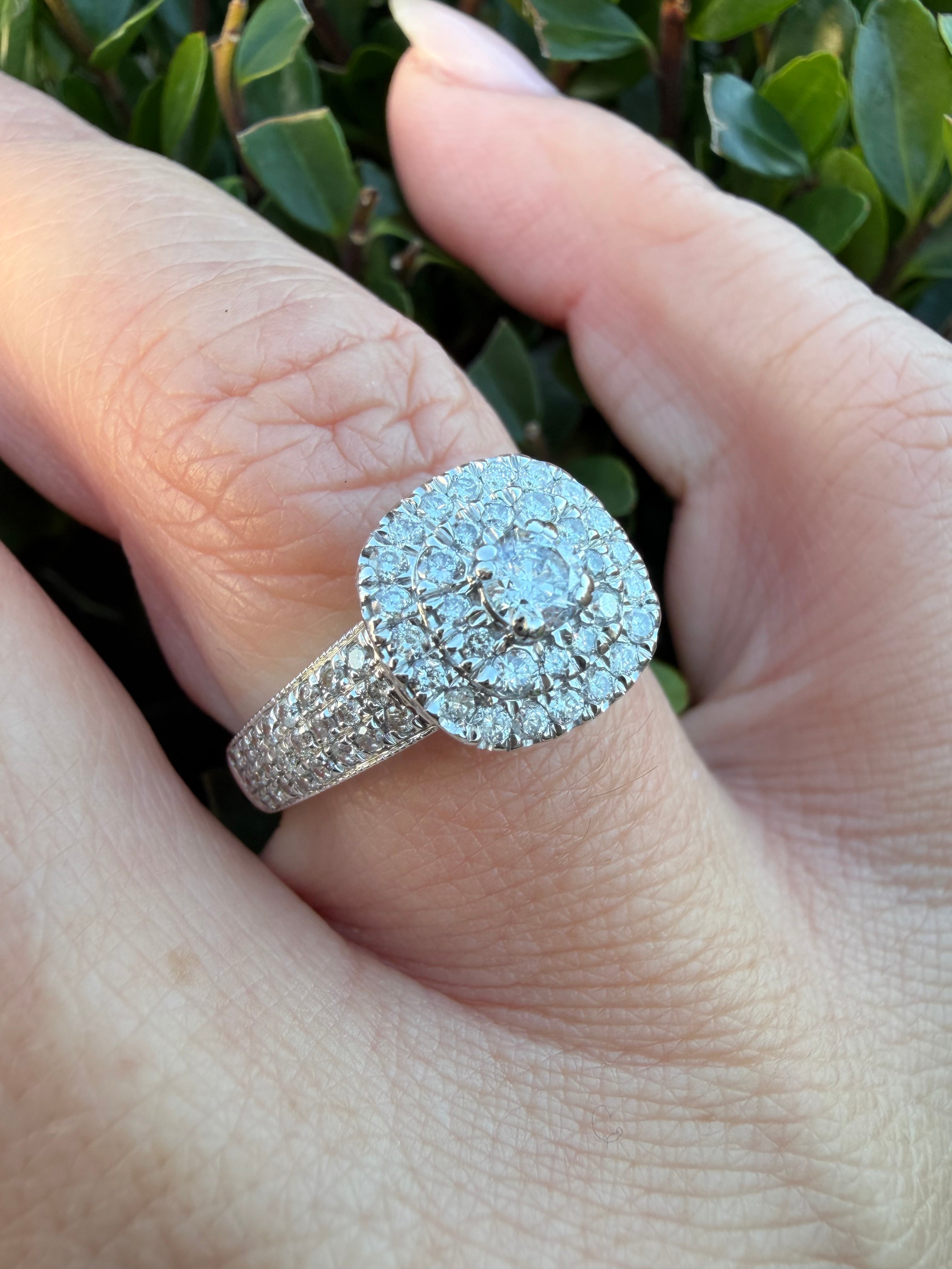 18k White Gold 0.84ct Natural Round Cut Diamond Halo Ring certified