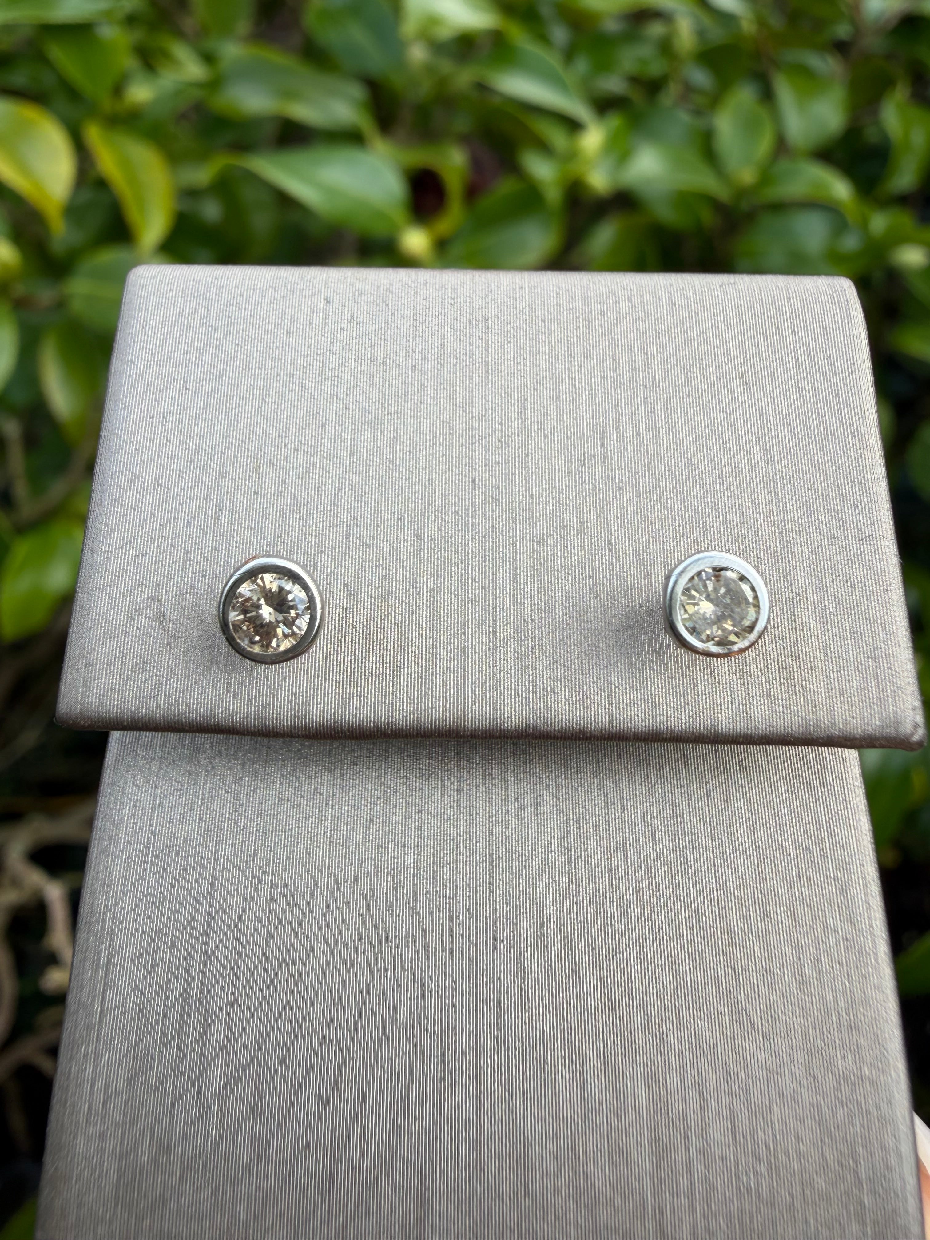 14k White Gold 0.20ct Natural Round Cut Diamond Solitaire Earrings certified