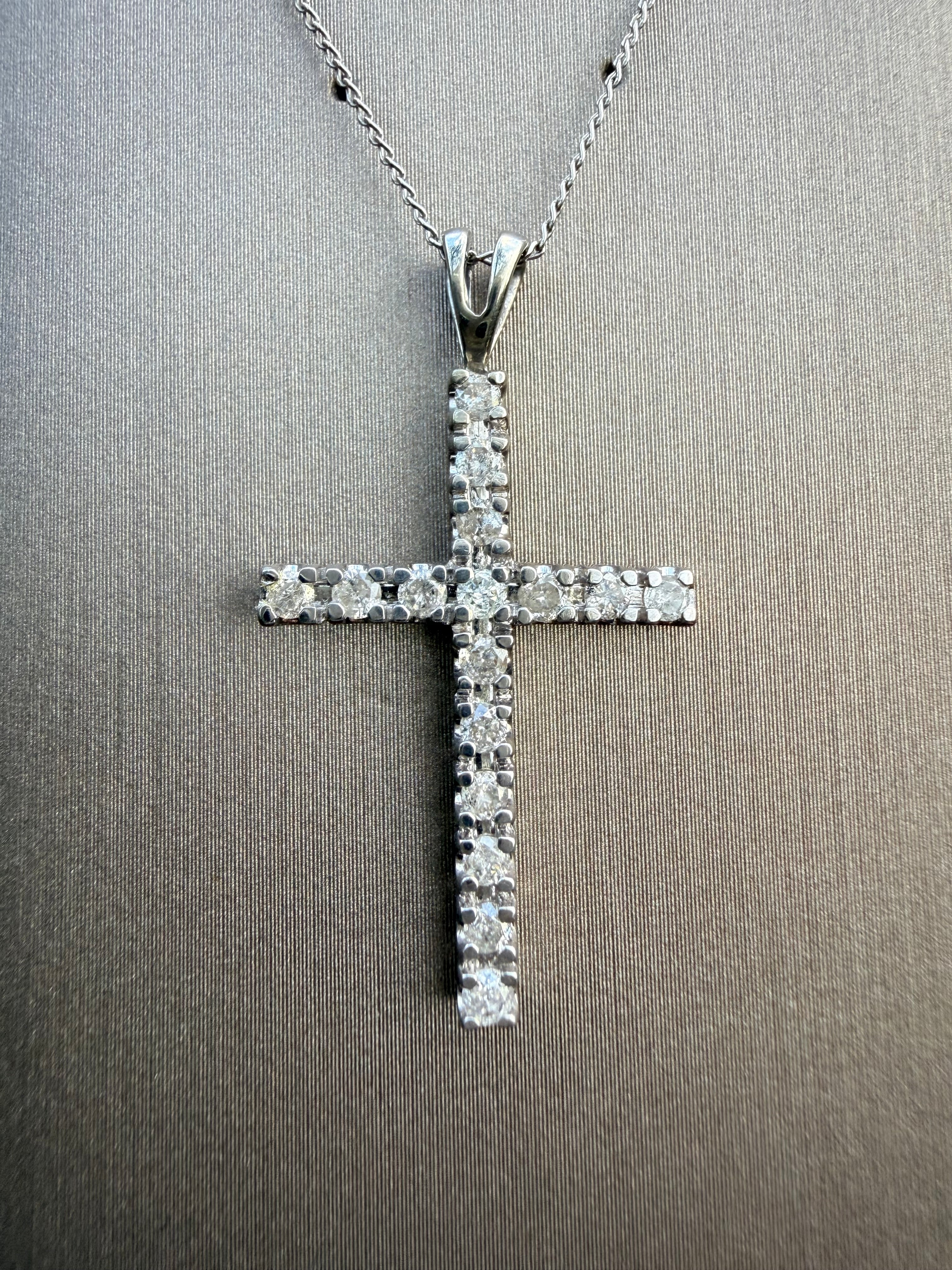9K White Gold 0.55ct Natural Round Cut Diamond Cross Pendant And Chain Set certified