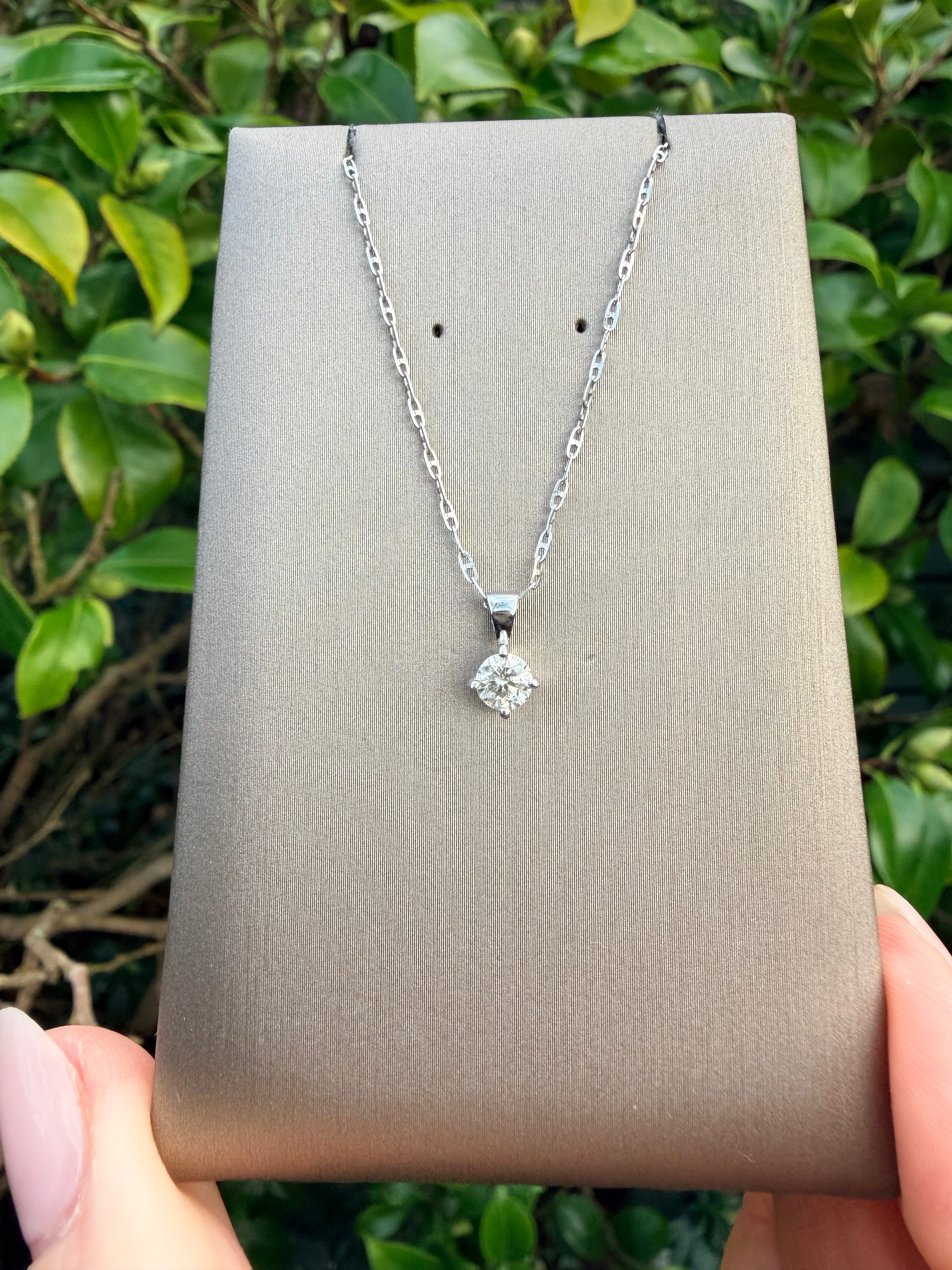 18k White Gold 0.35ct Natural Round Brilliant Cut Diamond Solitaire Pendant And Chain Set certified