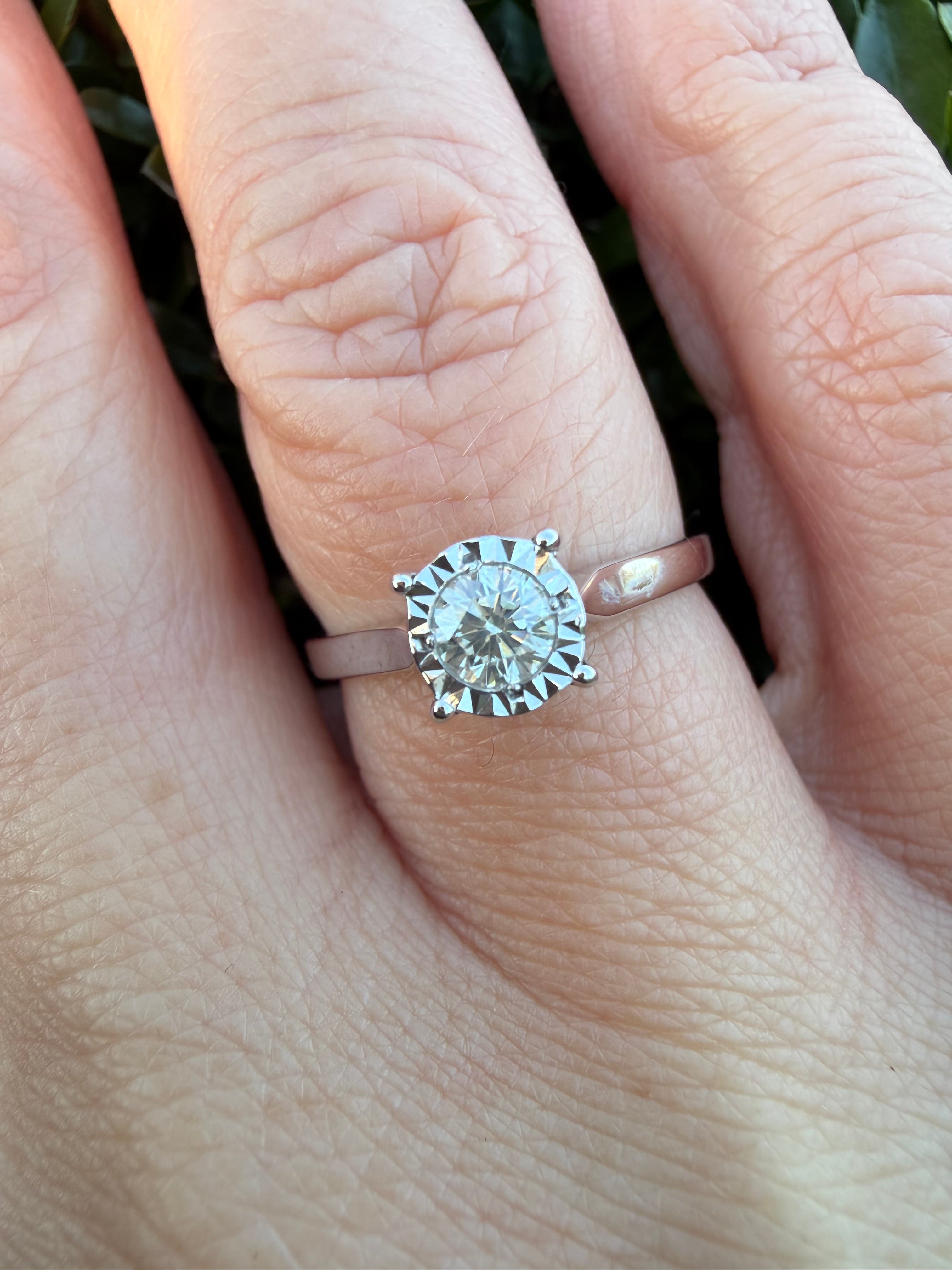 9k White Gold 0.25ct Illusion Set Natural Round Cut Diamond Solitaire Ring certified