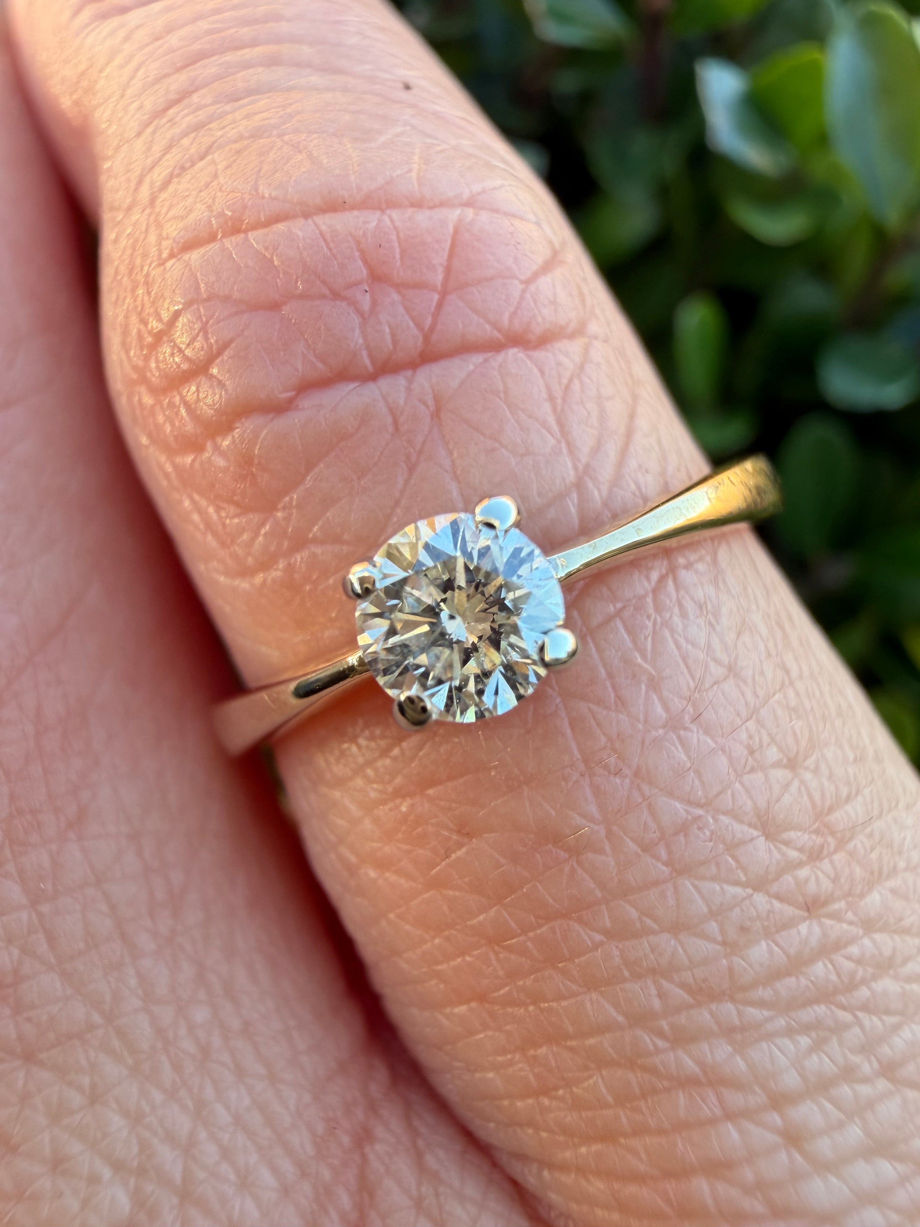 9k Yellow 0.25ct Natural Round Cut Diamond Solitaire Ring certified