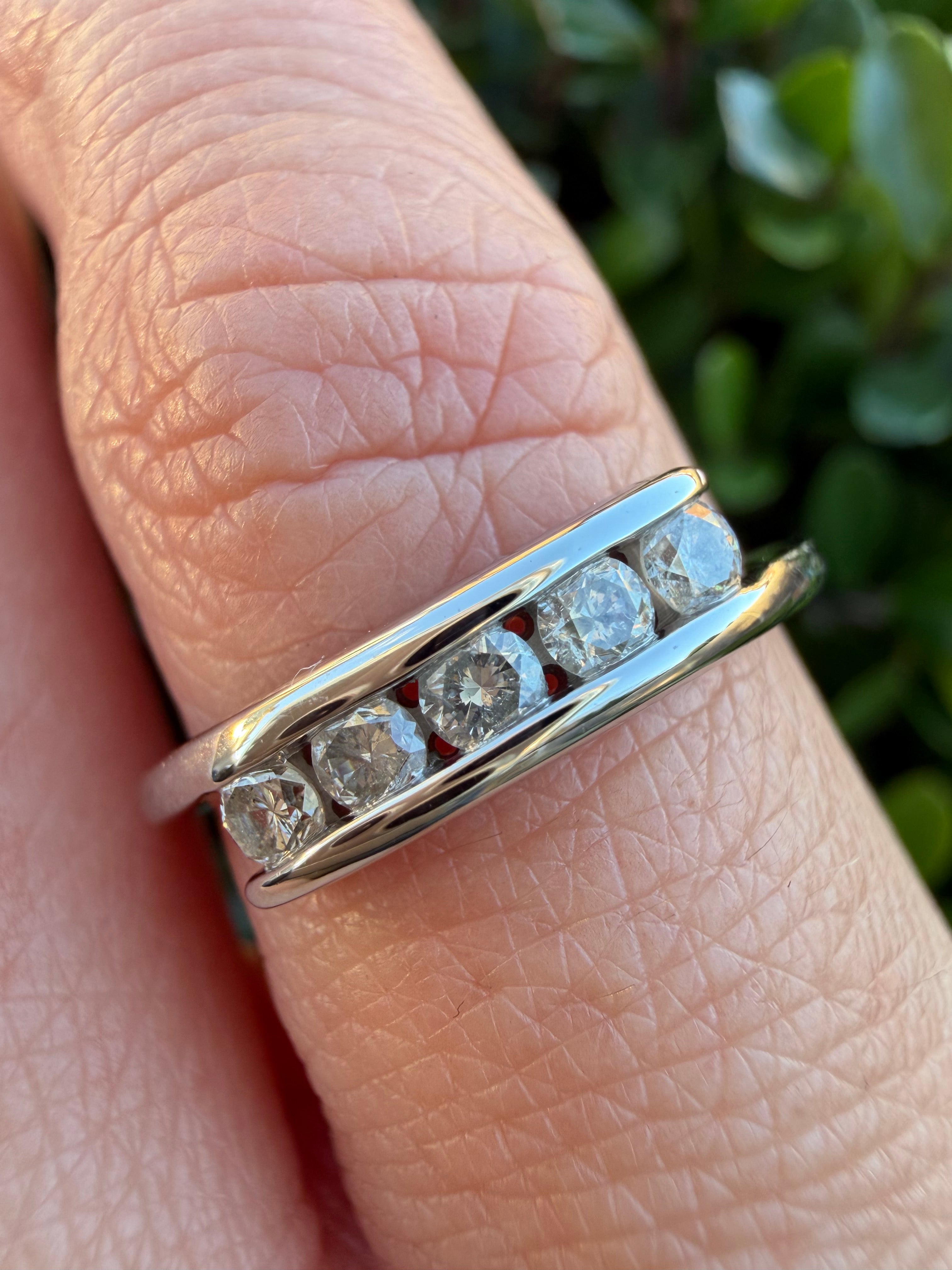9k White Gold 0.25ct Natural Diamond Half Eternity Ring certified