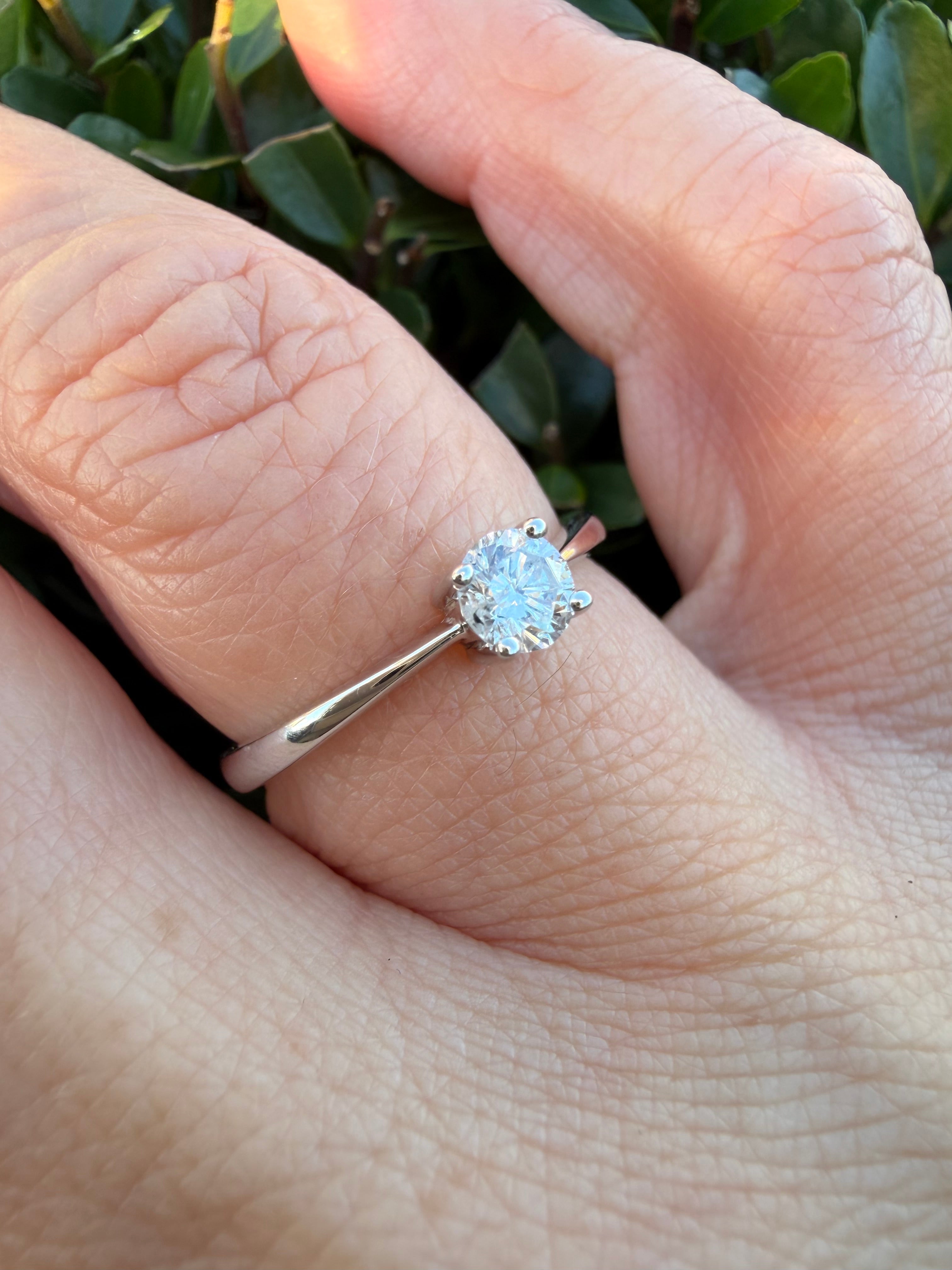 9k White Gold 0.25ct Natural Round Cut Diamond Solitaire Ring certified