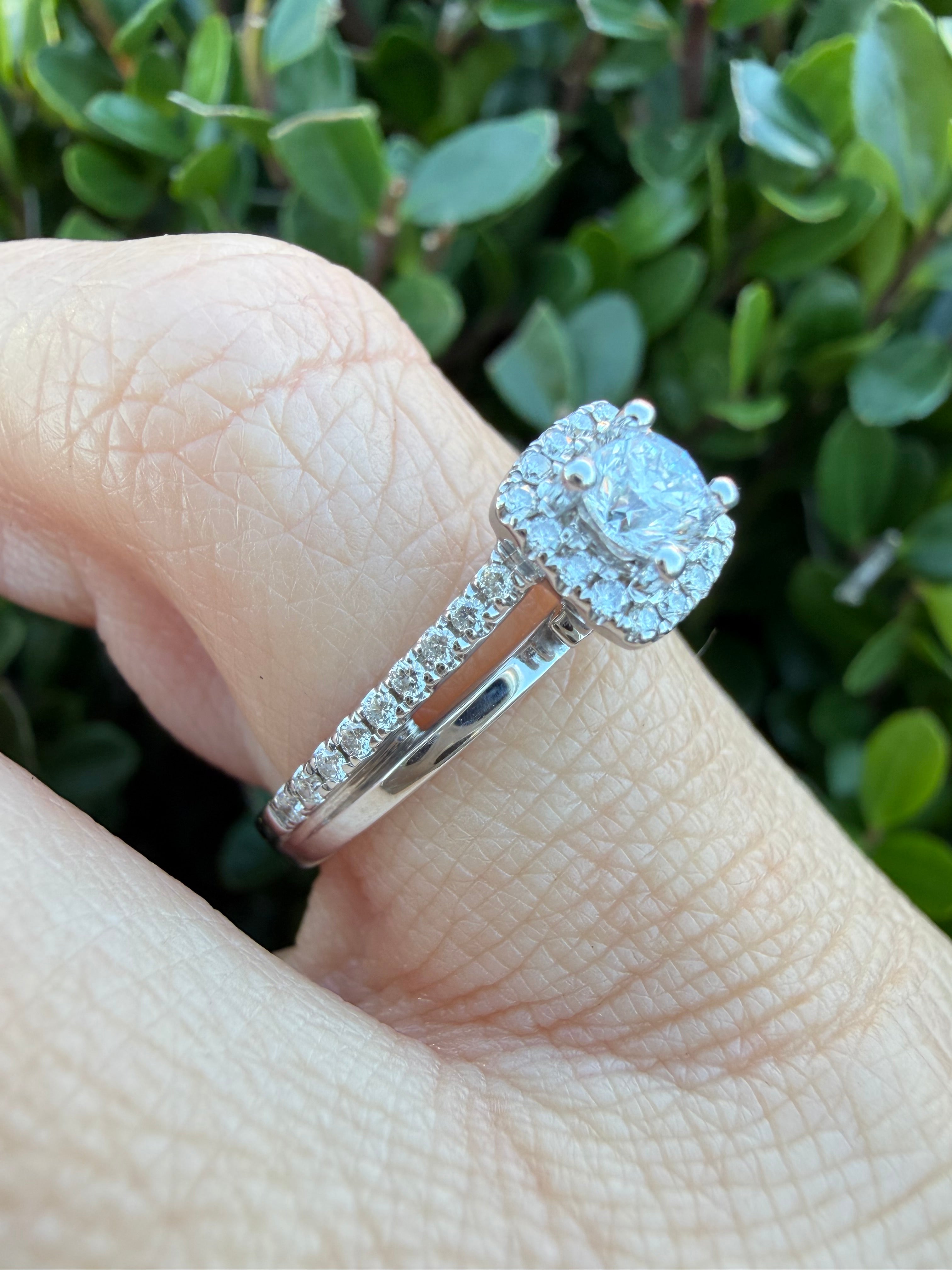 18k White Gold 0.42ct Round Cut Natural Diamond Halo Ring certified