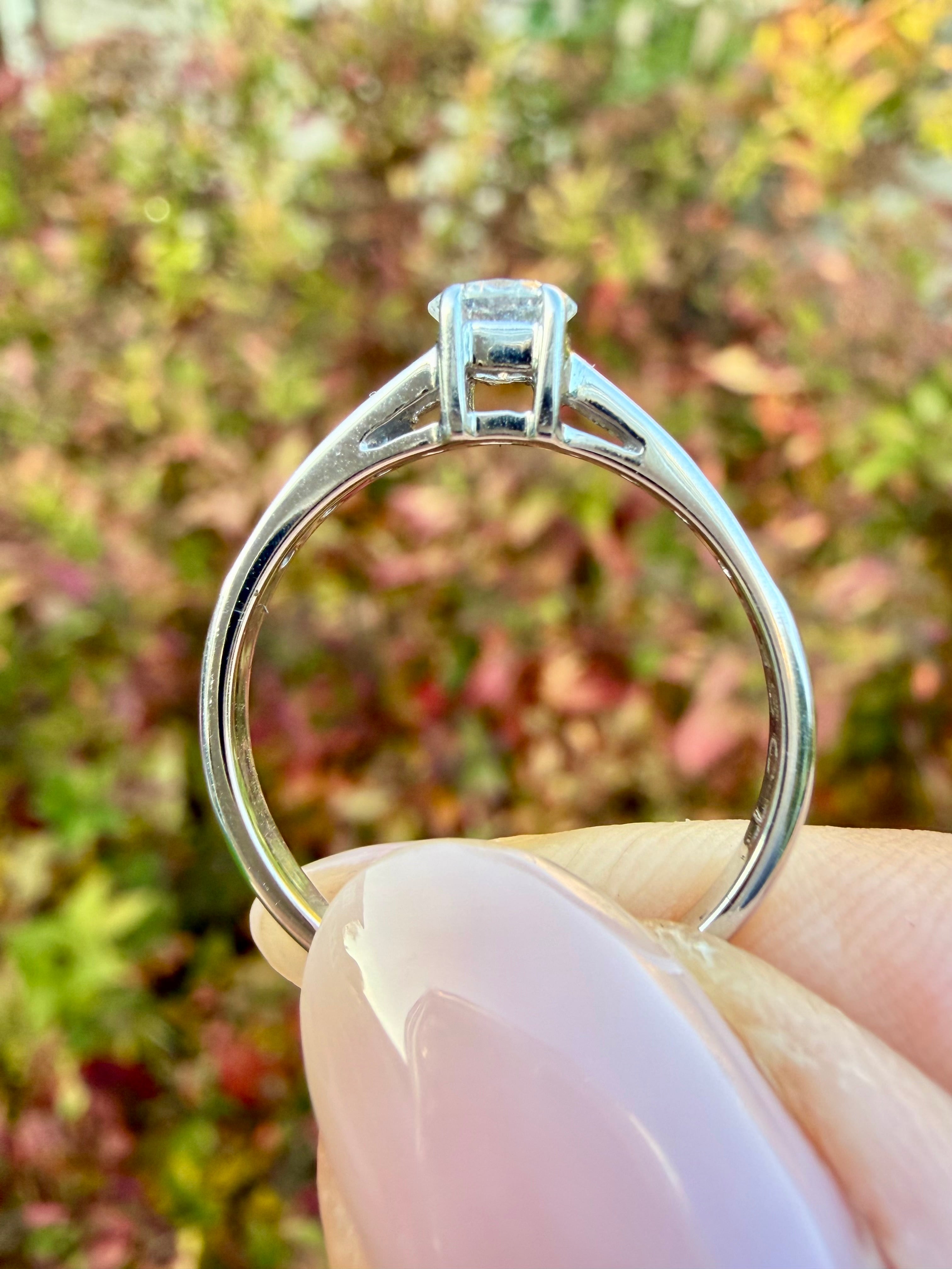 18k White Gold 0.43ct Natural Round Cut Diamond Ring certified