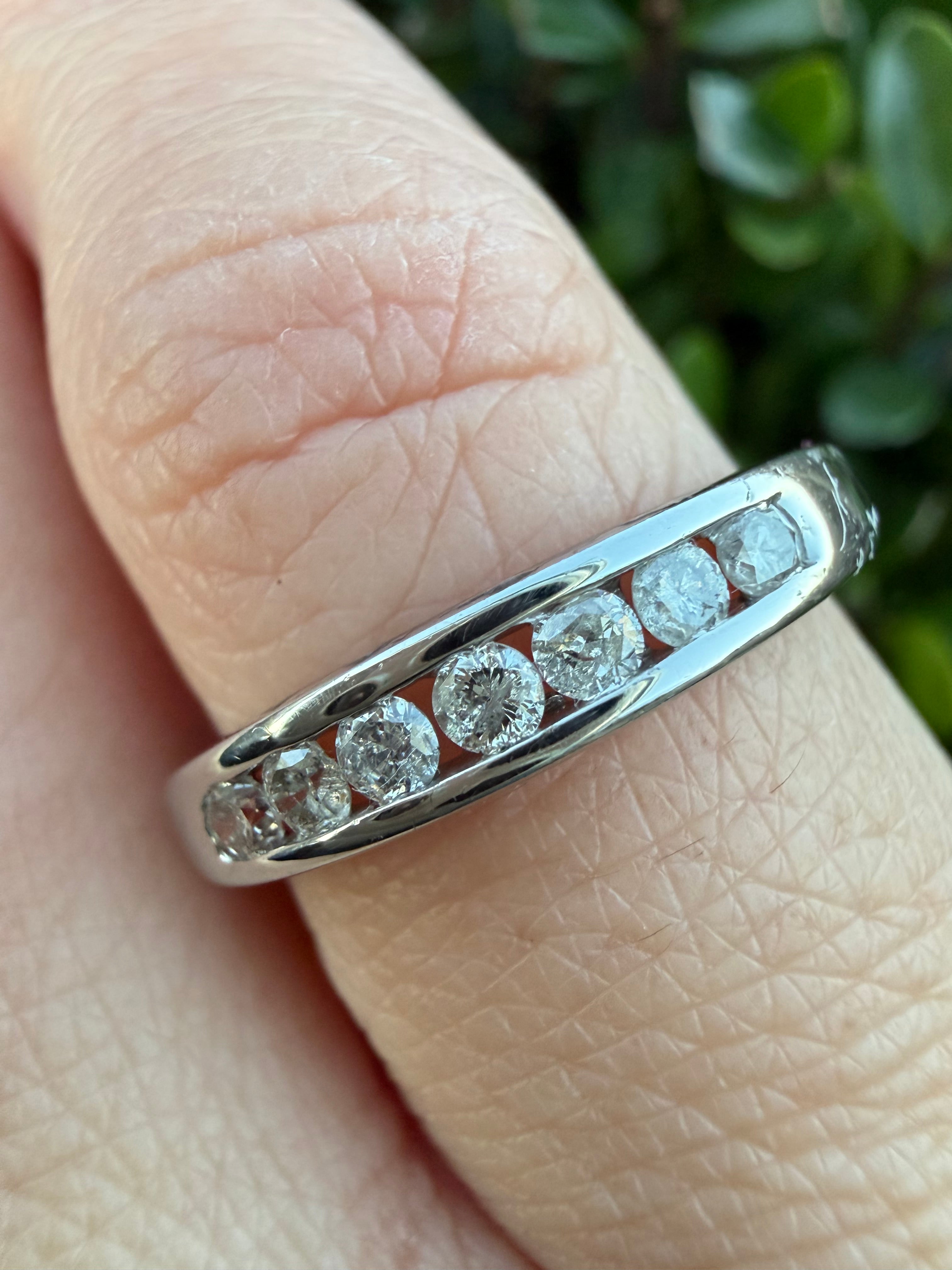 9k white gold Gold 0.25ct Round Brilliant Cut Natural Diamond Half Eternity Ring certified