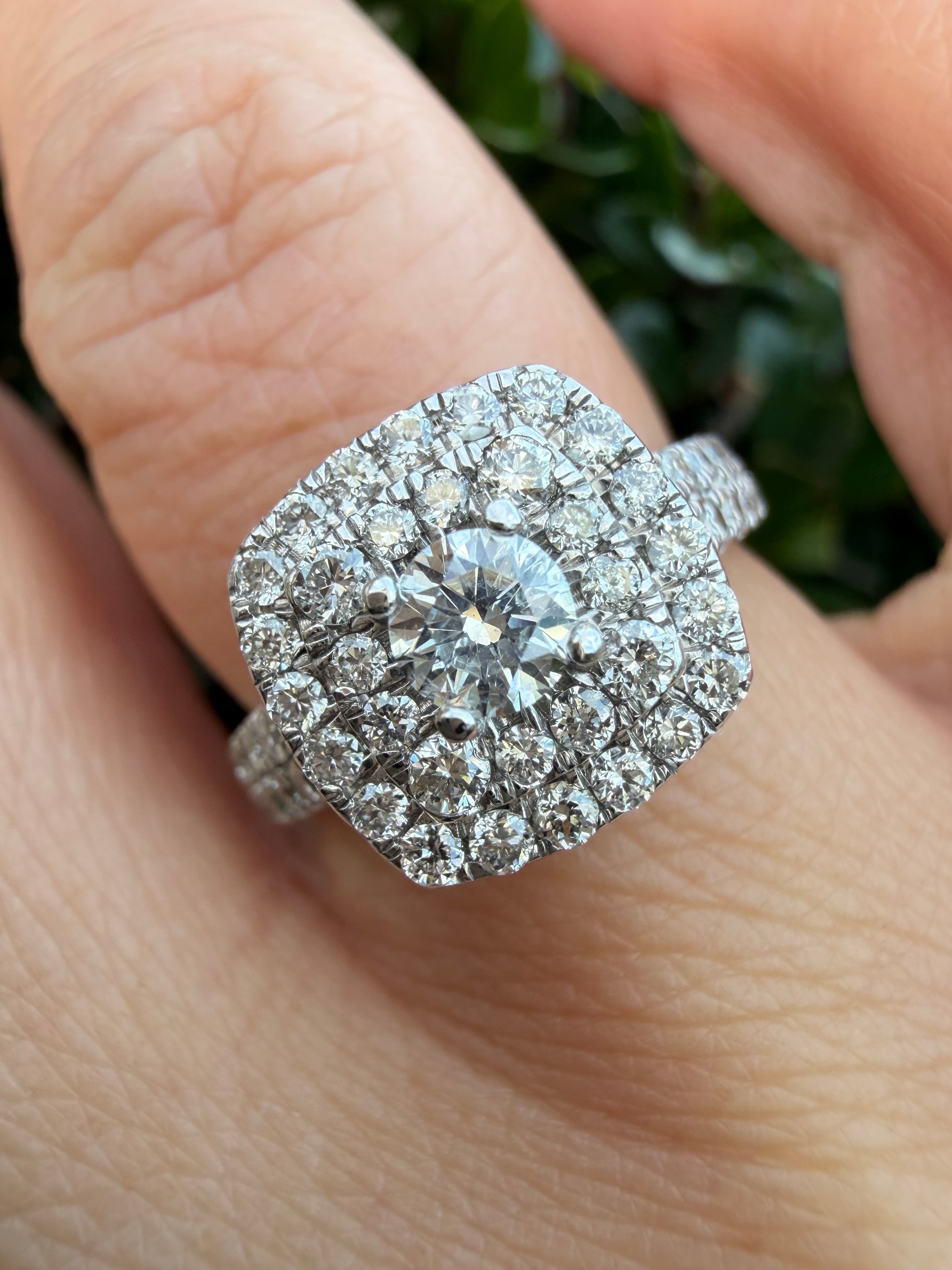 18k White Gold 1.00ct Natural Round Cut Diamond Halo Ring certified