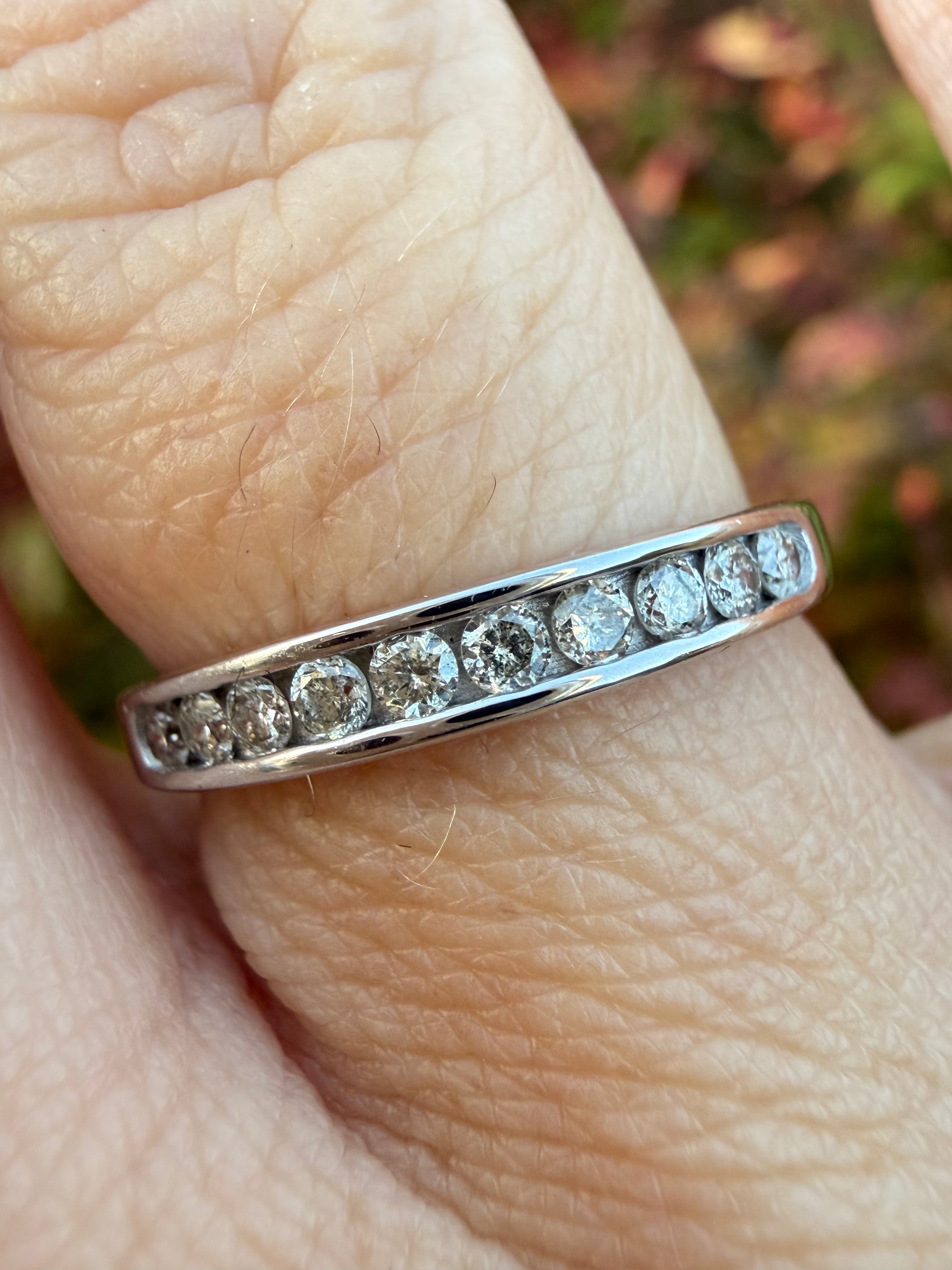 9k White Gold 0.25ct Round Brilliant Cut Natural Diamond Half Eternity Ring certified