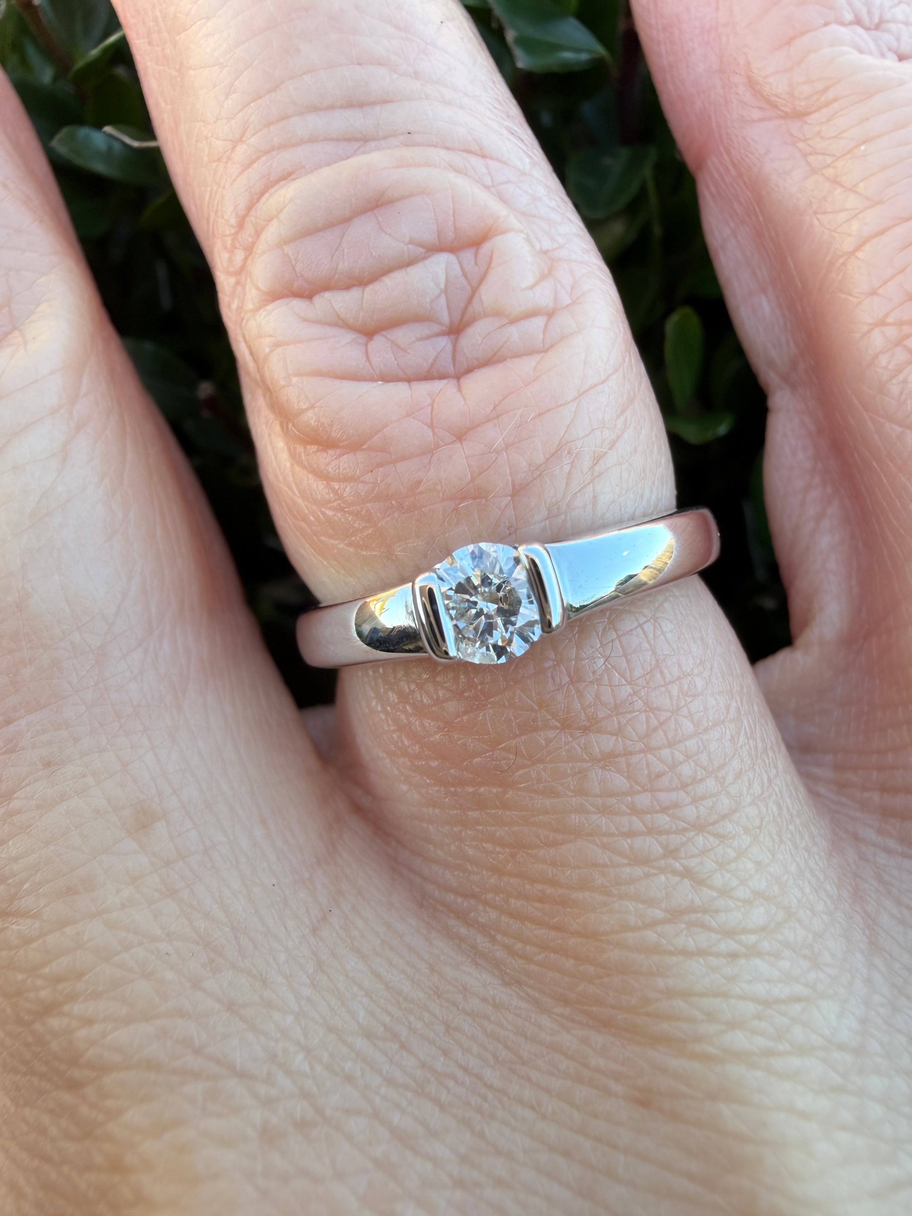 18k White Gold 0.25ct Natural Round Cut Diamond Solitaire Ring certified