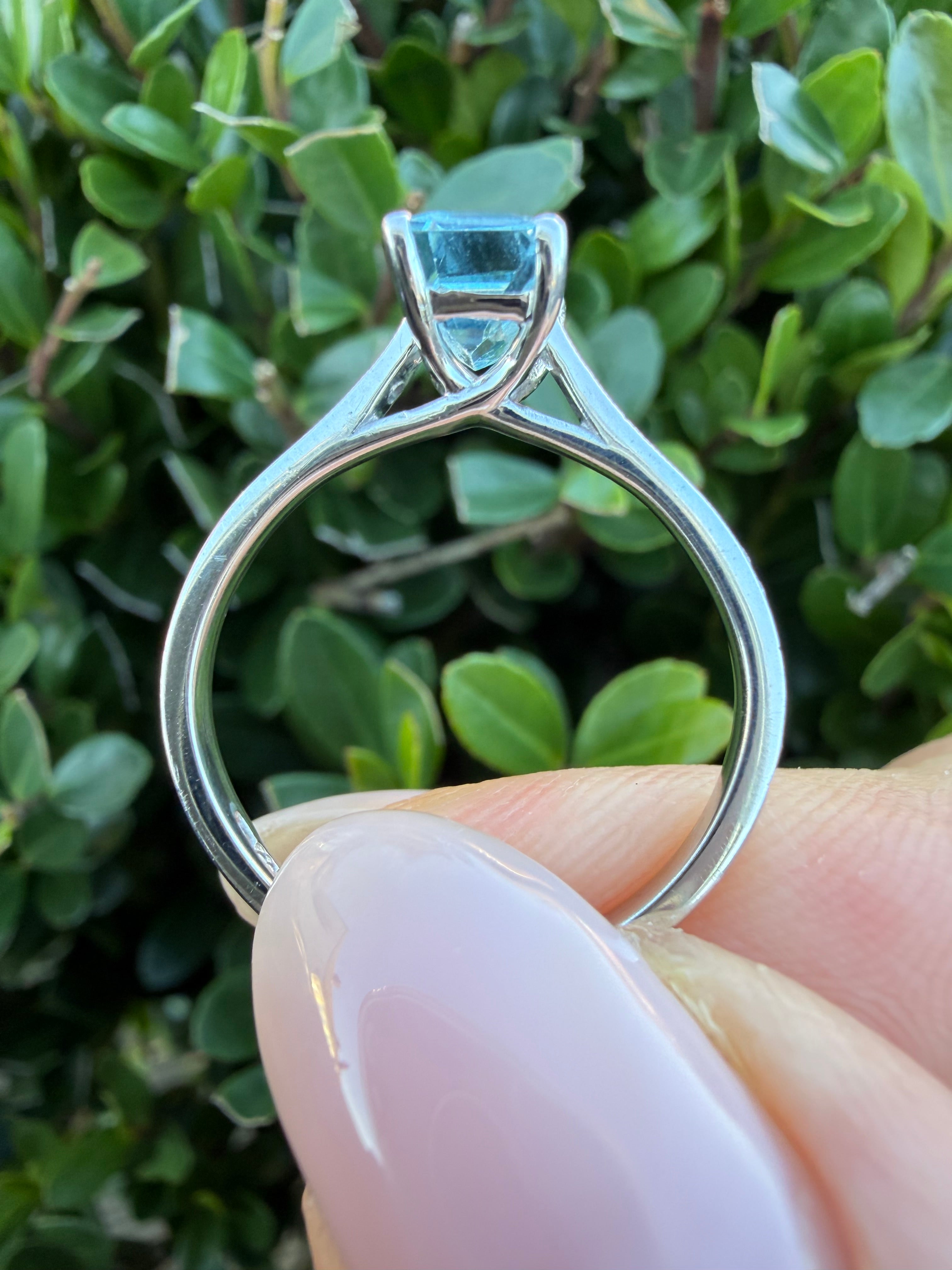 18k White Gold Topaz And Natural Diamond Ring certified