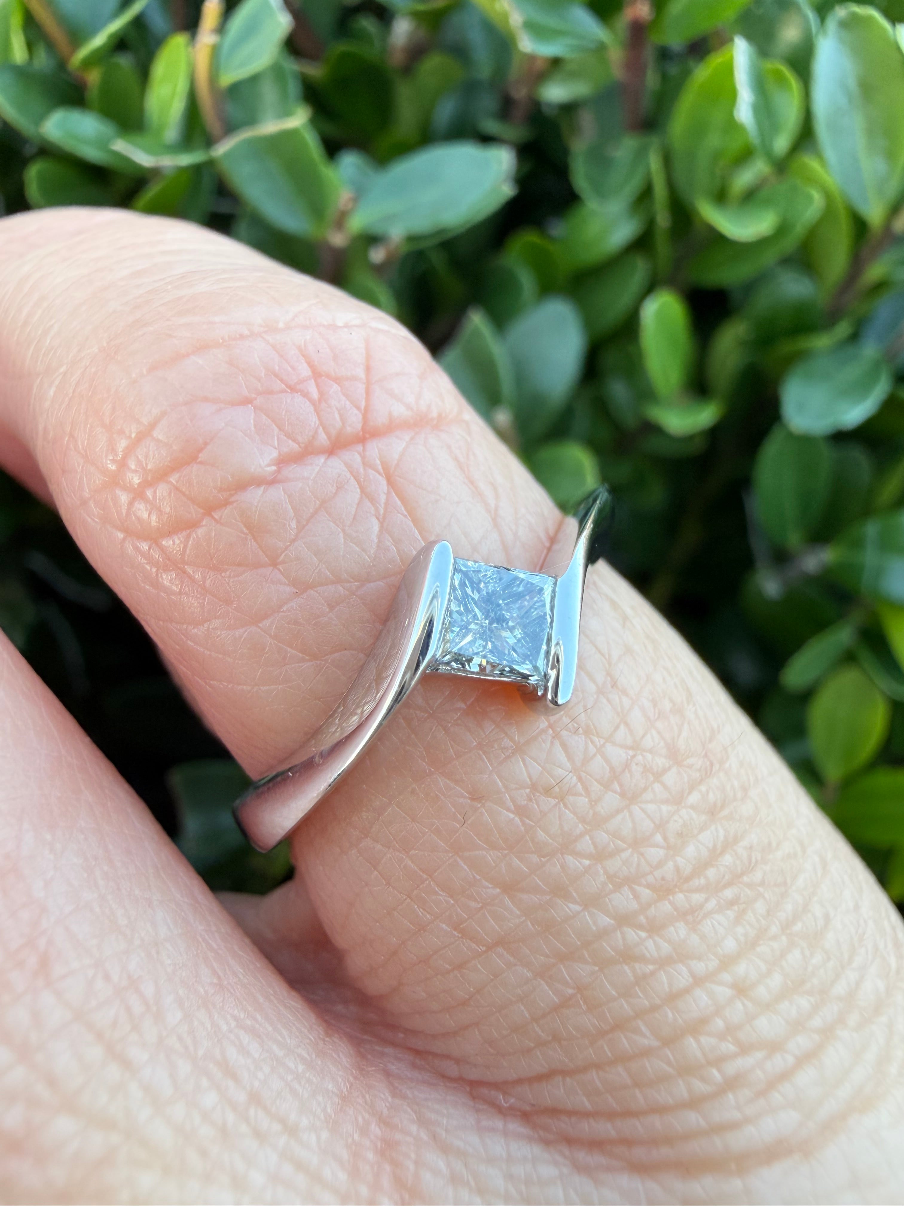 9k White Gold 0.25ct Natural Princess Cut Diamond Solitaire Ring certified