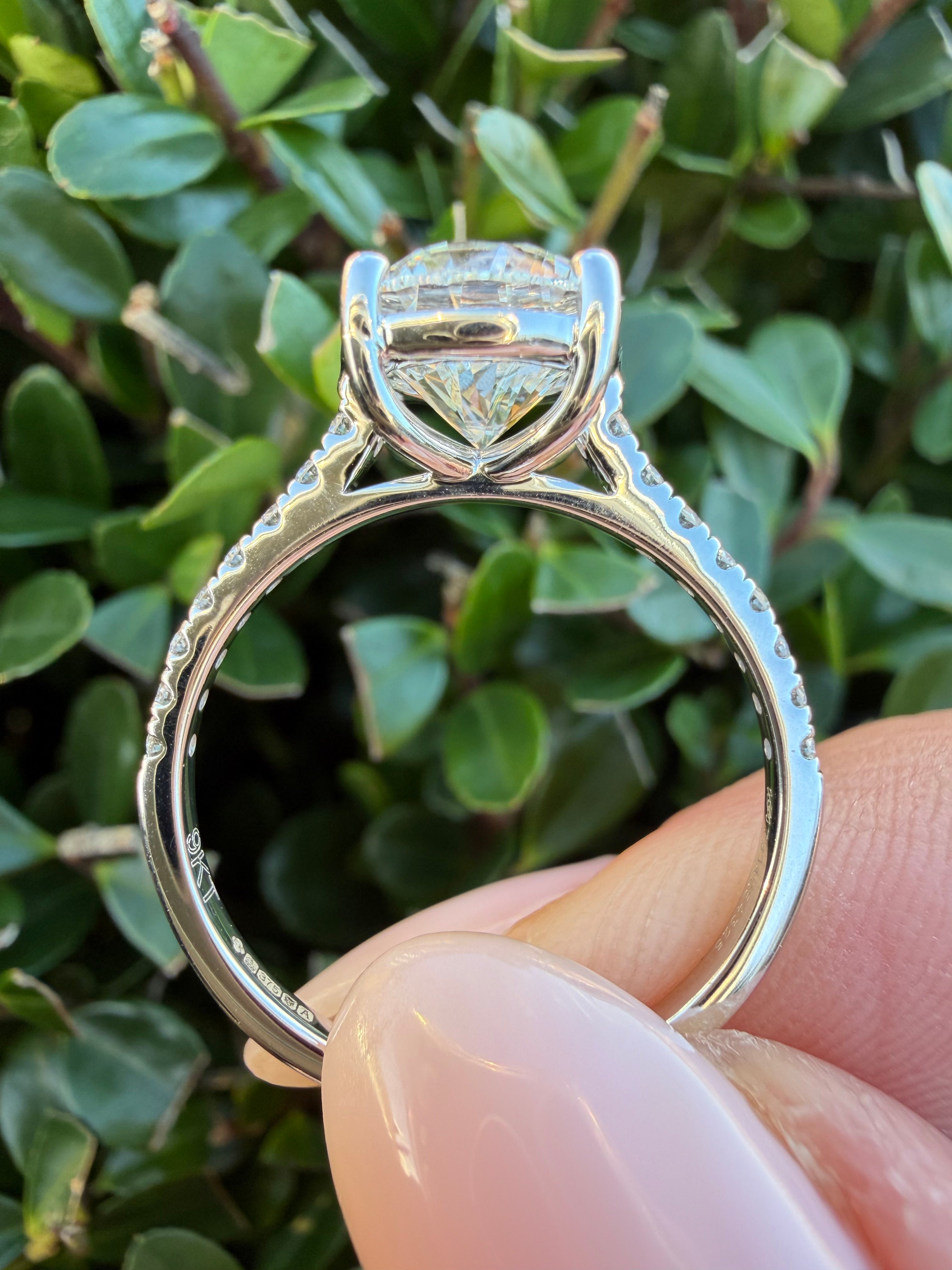 2.26ct round brilliant Cut Lab grown Diamond Ring IGI certified 9k white Gold